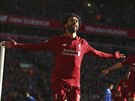 Mohamed Salah z Liverpoolu vyplazuje jazyk na oslavu branky.