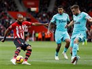 Nathan Redmond ze Southamptonu klikuje s míem ped Paulem Dummettem z...