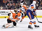 Branká Michael Neuvirth z týmu Philadelphia Flyers zasahuje proti stele...