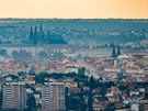 Pohled na centrum Prahy, dva váky v popedí stojí na Bohdalci na pomezí...