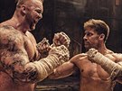 H. J. Björnsson a Alain Moussi ve filmu Kickboxer Retaliation (2017)