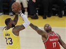 LeBron James (23) z LA Lakers stílí na ko Houstonu pes P. J. Tuckera.
