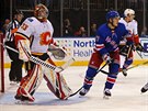 eský gólman David Rittich hájí branku Calgary v duelu s NY Rangers.