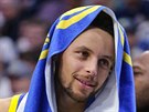 Stephen Curry z Golden State odpoívá bhem zápasu s Denverem.