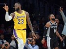 LeBron Jsmes (23) z LA Lakers práv poslal zápas se San Antoniem do...
