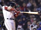 Andrew Benintendi z Bostonu odpaluje bhem prvního zápasu Svtové série proti...