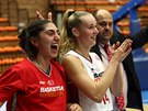 Vítzná radost nymburských basketbalistek Crystel Bittarové (vlevo) a Eliky...