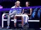 S KOUKOU. eskou tenistku Karolínu Plíkovou (vpravo) se snaí povzbudit její...