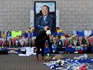 Dáma pokládá kvtiny u stadionu fotbalového Leicesteru a uctívá tak památku...