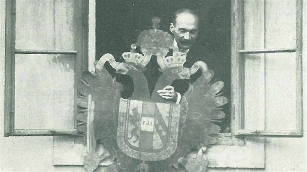 Po�tovní ú�edník F. M. �apek shazuje rakouského dvouhlavého orla z okna staré...