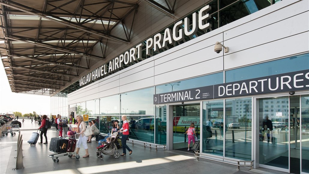 Vstup do letové haly letiště Václava Havla v Praze