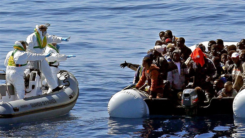 Ital�tí policisté se blí�í ke �lunu s africkými uprchlíky nedaleko libyjského...