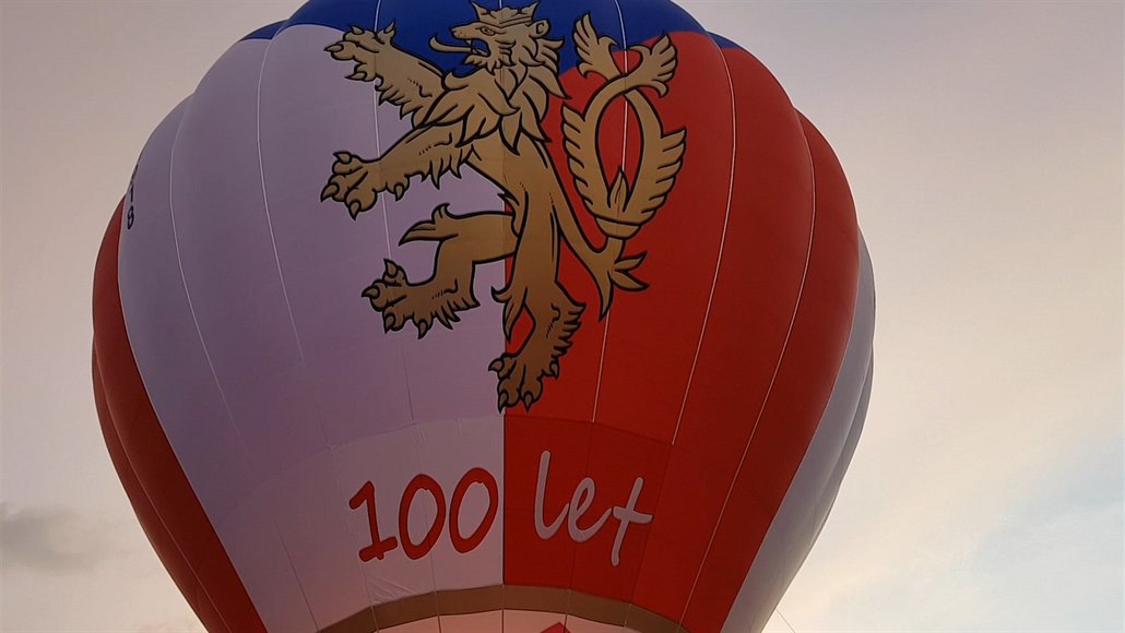 Do nebe vyletí balon se zlatými lvy, vyrobili jej pro výročí republiky -  iDNES.cz