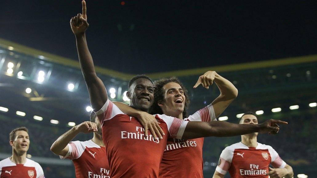 Fotbalisté Arsenalu se radují z vedoucího gólu na h�i�ti Sportingu Lisabon v...