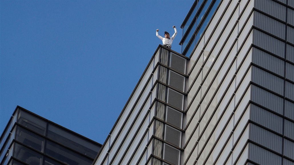 Pavouci Muz Zase Radil Po Vysplhani Na Mrakodrap Ho Zadrzela Policie Idnes Cz