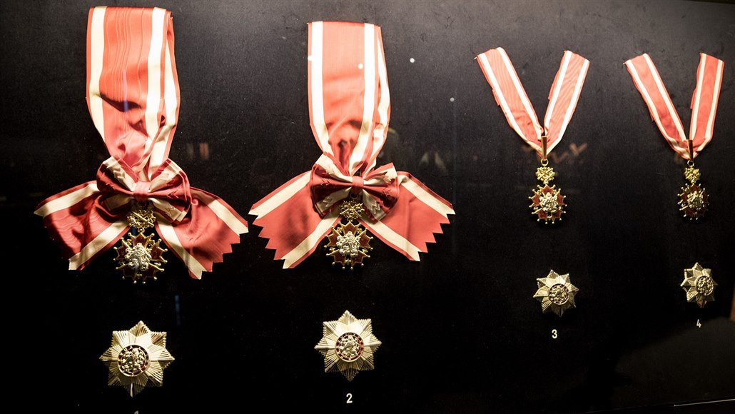 Ve Vladislavském sále na Pra�ském hrd� vrcholí p�ípravy na ceremoniál p�edávání...
