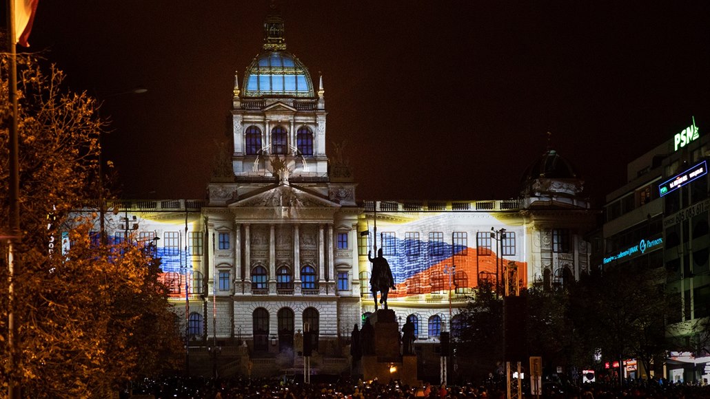 Le Musée national s’ouvre de façon spectaculaire, Zeman critiquant l’architecture de Prague