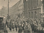 Český lid zaplňuje ulice, oslavuje nezávislost. 28. října 1918 v Praze u...
