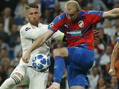 Plzeňský útočník Micheal Krmenčík se snaží probít přes Sergia Ramose z Realu...
