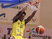 Javonte Douglas z Olomoucka zasmeoval na ko Opavy.