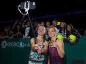 SELFIE, PROSM. esk tenistky Barbora Krejkov (vlevo) a Kateina Siniakov...