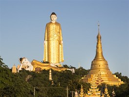 Tetí píku obsadila elezobetonová socha Buddhy vysoká 116 metr nacházející...