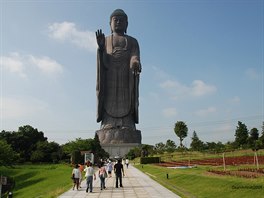 tvrtým obrem je bronzová socha Buddhy vysoká sto metr, kterou dokonili v...