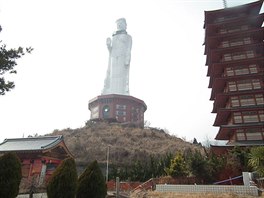 Desítku nejvyích soch svta uzavírá skulptura bohyn Kannon nacházející se na...