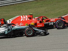 Kimi Rikknen z Ferrari pedjd Mercedes Lewise Hamiltona bhem Velk ceny...