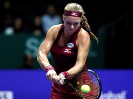 BEKHEND. Nizozemsk tenistka Kiki Bertensov hraje bekhendem na Turnaji mistry.
