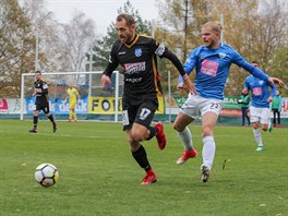 Momentka z druholigovho utkn mezi fotbalisty Tborska (v modrm) a Znojma