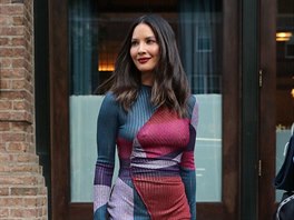 Pestrobarevné vzory si na sebe oblékla hereka Olivia Munnová. Na podzim...