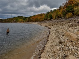 Hladina Orlické přehrady je 5,5 metru pod normálem. (26. října 2018)