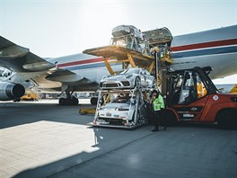 Nakládání 28 automobil Porsche 911 GT3 Cup do letadla Boeing 747-400 F