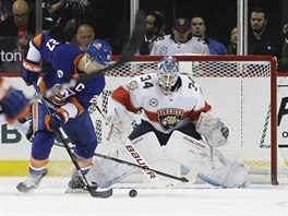 Brankář Floridy James Reimer číhá, co vymyslí Anders Lee z New York Islanders.