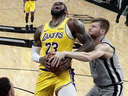 Davis Bertans ze San Antonia (vpravo) fauluje LeBrona Jamese z LA Lakers.