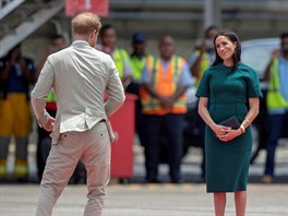 Princ Harry a vévodkyn Meghan ped odletem z Fidi (Nadi, 25. íjna 2018)