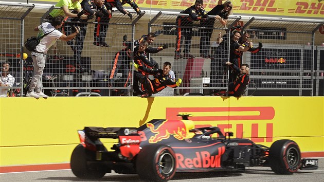 Max Verstappen si na okruhu v Austinu dojel pro druh msto, k emu mu gratuluj lenov tmu Red Bull.