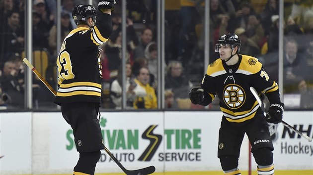 Jake DeBrusk  (vpravo) a Zdeno Chra z Bostonu se raduj z glu.