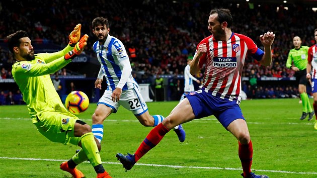 Diego Godn (vpravo) z Atltika Madrid ohrouje branku San Sebastianu.