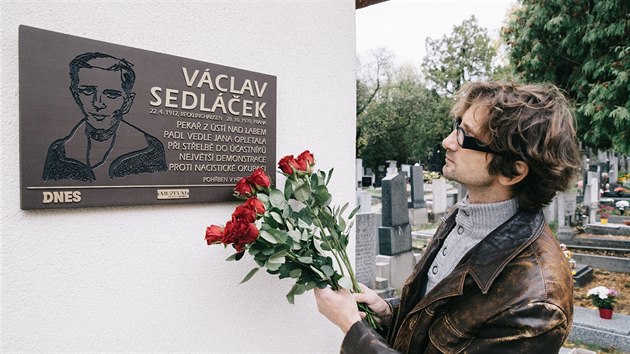 Vclav Sedlek byl pohben v Branku v roce 1939. Po 79 letech se dokal na mst poslednho odpoinku pamtn desky. Vera ji odhalil historik Martin Krsek. (25. 10. 2018)