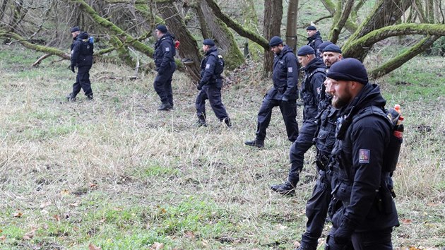 Policejn ptrn po tinctiletm chlapci z Hranic. Policist v rojnici prochzej mokady.