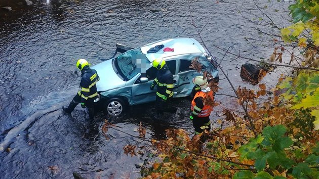 U karlovarskho hotelu Richmond spadlo auto z mostu do eky Tepl.