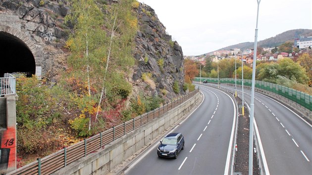 Skaln masiv nad silninm prtahem Karlovmi Vary v Tborsk ulici