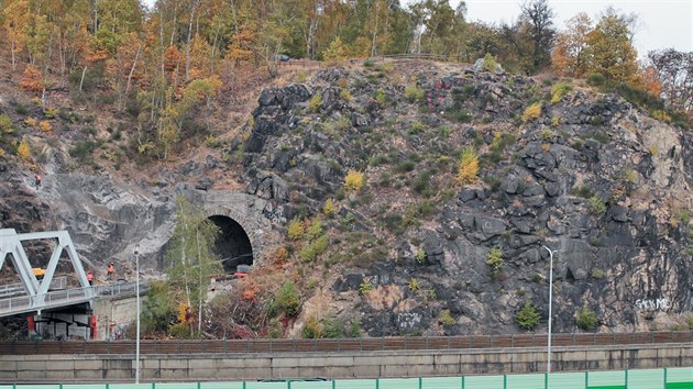 Skaln masiv nad silninm prtahem Karlovmi Vary v Tborsk ulici