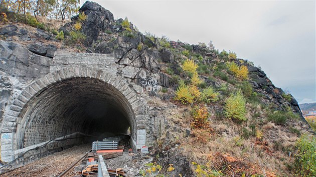 Skaln masiv nad silninm prtahem Karlovmi Vary v Tborsk ulici