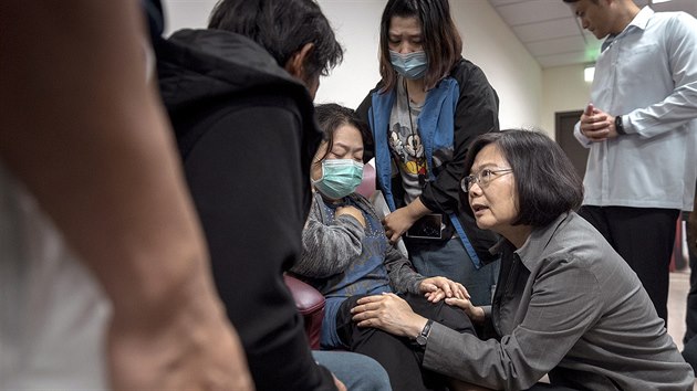 Prezidentka Tchaj-wanu Cchaj Jing-wen osobn navtvila porann v nemocnici, setkala se tak s pbuznmi obt eleznin nehody