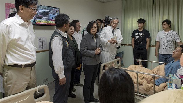 Prezidentka Cchaj Jing-wen se v nemocnici navtvila zrann, setkala se tak s pbuznmi obt eleznin nehody