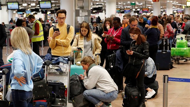 Kvli stvce muselo na bruselskm letiti penocovat pes ti stovky lid