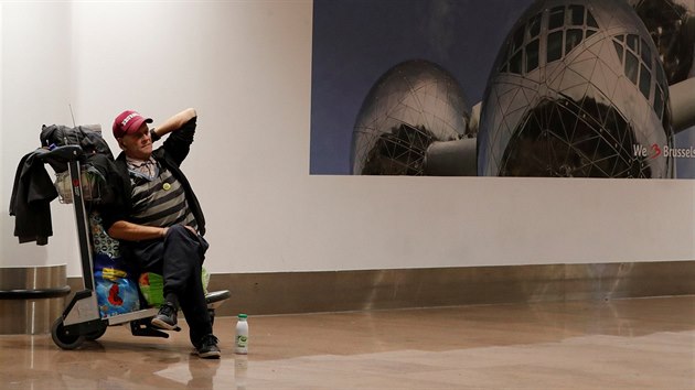 N�hl� st�vka naklada�� zavazadel na leti�ti Zaventen zru�ila ve �tvrtek a p�tek cestu stovk�m lid�